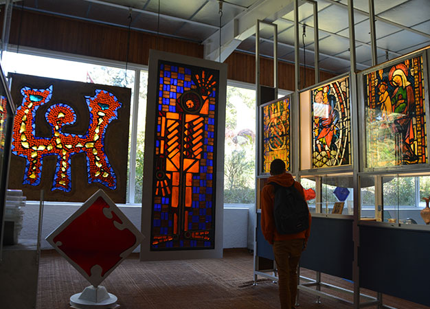 Musée du vitrail de Gordes - Activités autour du parc - Colorado Aventures